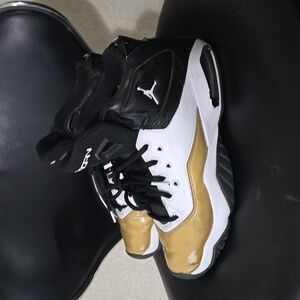 Nike Air Jordan men's 2019 gold and white high top basketball 🏀 sneakers size 8